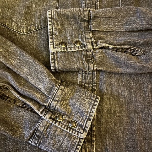 Levi's Men’s Charcoal Button-Up Shirt - Picture 4 of 7